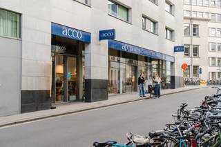 <strong>LIGGING</strong><br />Op de bruisende <strong>Sint-Kwintensberg</strong>, vlakbij universiteiten, horeca en winkels, bieden wij u een uitzonderlijk commercieel pand aan met eindeloze mogelijkheden. Dit voormalige boekenhuis, gekend onder de naam Acco, combineert <strong>karaktervolle architectuur</strong> met een <strong>moderne afwerking</strong> en een royale <strong>oppervlakte</strong>, ideaal voor wie zichtbaar en bereikbaar wil ondernemen in de stad.<br /><br /><strong>INDELING<br /></strong><span>Het pand beschikt over een <strong>gelijkvloers van 470 m²</strong>, ideaal als winkelruimte, en een <strong>verdieping van 62 m²</strong> die zich perfect leent voor kantoorfuncties. Door de flexibele indeling en de gunstige bestemming kan dit gebouw worden gebruikt voor diverse doeleinden, zoals (detail)handel, horeca, kantoren of diensten, ateliers, maakeconomie of zelfs gemeenschapsvoorzieningen.</span>
<p>Het gebouw beschikt over een grote <strong>etalage</strong> en is afgewerkt met een stijlvolle gevel in natuursteen en aluminium schrijnwerk met hoogrendementsbeglazing. Binnen vindt u een keramische tegelvloer, een praktische <strong>kitchenette</strong> en privatief sanitair. Voor comfort en veiligheid is het pand voorzien van luchtverwarming (warmtepomp), airco, een inbraak- en brandalarminstallatie.</p>
<p>Dankzij de <strong>toplocatie</strong> in deze levendige straat met veel passage en zichtbaarheid, is dit pand ideaal voor wie zijn onderneming wil vestigen op een plek met uitstraling en toekomstwaarde. Het biedt de mogelijkheid om een bedrijf te starten of uit te breiden in een instapklare, veelzijdige omgeving dewelke alle benodigdheden voor een commerciële activiteit combineert.</p>
<p>Dit commerciële gebouw is een uitzonderlijke kans voor wie wil investeren in een zichtbare, centrale en veelzijdige locatie in Gent.</p>
<span>Voor meer info en/of bezoek bel Stéphanie Eeckhout 0472 13 28 79</span>