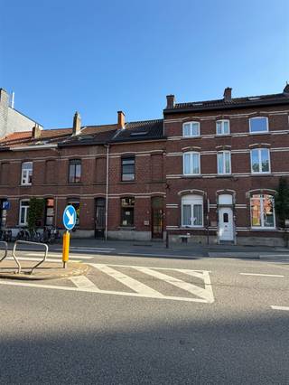 Nabij Leuven, in het gegeerde Kessel-Lo, op de Tiensesteenweg bieden wij u deze eengezinswoning aan. Het pand (deels bemeubeld) is bestaande uit...