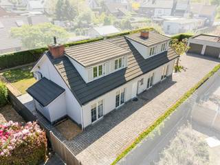 <p><strong>Ligging &amp;amp; buitenruimte</strong><br />In deze groene en rustige omgeving bevindt zich deze vrijstaande woning die comfort, privacy en functionaliteit moeiteloos combineert. De woning is gelegen op een rijkelijk domein van (928m²) met een volledig aangelegde tuin waar privacy centraal staat. Het zonnige terras vormt de perfecte plek voor gezellige momenten met familie en vrienden, zoals een barbecue op warme dagen. De losstaande dubbele garage en lange oprit zorgen voor voldoende parkeermogelijkheid op eigen domein.<br /><br /><strong>Indeling &amp;amp; leefcomfort</strong><br />Binnen geniet u van een lichtrijke leefruimte met een aangename sfeer en leuke connecties met de tuin. De keuken is modern en praktisch ingericht, ideaal voor dagelijks gebruik. Een bijzondere troef is de moderne badkamer, gekoppeld aan een inloopdressing — luxueus &amp;amp; comfortabel. Op het gelijkvloers bevinden zich drie ruime kamers die u volledig naar eigen wens kan inrichten, bijv. als slaapkamers, bureau of hobbyruimte.<br /><br /><strong>Verdieping</strong><br />Op de eerste verdieping vindt u nog twee ruime slaapkamers, aangevuld met een extra badkamer. Dit maakt de woning uitermate geschikt voor grotere gezinnen of wie extra ruimte wenst.<br /><br /><strong>Troeven</strong></p>

<ul><li><strong>Privacy staat centraal</strong></li><li><strong>EPC-C</strong></li><li><strong>Conforme elektrische keuring</strong></li><li><strong>Asbestveilige woonst</strong></li><li><strong>Volledig aangelegde tuin en zonnig terras</strong></li><li><strong>Ideaal voor buitenleven en ontspanning</strong></li><li><strong>Losstaande dubbele garage</strong></li><li><strong>Moderne badkamer ensuite met inloopdressing</strong></li><li><strong>3 Polyvalente kamers op het gelijkvloers</strong></li></ul>
<strong>UW DROOMWONING? ZO GEVONDEN!</strong><br />
