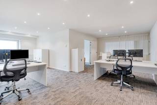 In bedrijvencentrum Intraxie te Roeselare-Rumbeke bevindt zich dit instapklaar kantoor van ca. 85m².De ideale coworking-locatie waarbij u een eigen afgesloten bureel heeft en mee kan genieten van de collectieve voorzieningen zoals ondermeer een gezellige binnentuin, bar, ingerichte keuken met alle voorzieningen, zongericht terras,.. Dit zijn enkele van de troeven die de ruimtes aangenaam en anders maken naar de standaard kantoren.Door deze gemeenschappelijke ruimtes slagen de ondernemingen er ook in elkaar te ontmoeten binnen het centrum en gezamenlijk aan projecten te werken, wat door vele bedrijven als een extra troef wordt aanzien!Op heden zijn onder andere volgende partijen hier gevestigd: renovatie-, schildersbedrijf, architectenkantoor, ingenieurskantoor, webbedrijf, ...* Voorzieningen kantoor:- verwarming op gas- airco- verlichting- veel natuurlijke lichtinval* Gemeenschappelijke meeting room met smartboard, keuken, sanitair, bar zijn bijkomende ruimtes die gebruikt kunnen worden. * Parking op de siteUitstekende ligging door vlotte bereikbaarheid, nabij op-en afrit Roeselare-Izegem.Kortom een opportuniteit indien u op zoek bent naar een locatie waar coworking mogelijk is en waar gebruik gemaakt kan worden van de verschillende faciliteiten zoals de meeting rooms, ingerichte keuken, binnentuin, terras, ...Bent u op zoek naar bedrijfsvastgoed bestaande uit een kantoor ter beschikking gesteld in Roeselare? Aarzel dan niet om ons te contacteren op het nummer 051 21 22 23.Dit betreft een terbeschikkingstelling van kantoren met diensten.