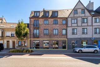 Centraal gelegen handelspand met een totale oppervlakte van ca. 145 m², pal in het centrum van Oostrozebeke.<br /><br />Het pand werd jarenlang uitgebaat als winkelruimte en beschikt over een ruime, open handelsoppervlakte met grote raampartijen aan de straatzijde. Dankzij de open indeling en neutrale afwerking kan de ruimte eenvoudig aangepast worden aan verschillende commerciële activiteiten.<br /><br />Naast de handelsruimte beschikt het pand over een praktische kitchenette, sanitaire voorzieningen en bergruimte.<br /><br />Een interessante opportuniteit voor wie op zoek is naar een goed gelegen en veelzijdig handelspand in het centrum van Oostrozebeke.<br /><br />Troeven:<br /><br />Ca. 145 m² oppervlakte<br />Centrale ligging in Oostrozebeke<br />Grote en open handelsruimte<br />Veel natuurlijke lichtinval<br />Geschikt voor verschillende handelsactiviteiten<br />Kitchenette, sanitair en bergruimte<br />Onmiddellijk bruikbaar<br /><br />Bent u op zoek naar een handelspand in het centrum van Oostrozebeke ? Neem vandaag nog contact met ons op en plan uw bezoek.