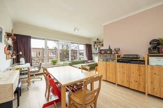 Op zoek naar een ruim appartement met potentieel op een topligging?<br />Dit 3-slaapkamerappartement bevindt zich op de tweede verdieping van een kleinschalig gebouw met slechts drie appartementen. Mits wat opfrissingswerk tover je dit pand om tot een warme en gezellige thuis!<br /><br />We betreden het appartement via de inkomhal op charmante blokjesparket, die toegang geeft tot de lichtrijke leefruimte. Aansluitend bevindt zich de keuken met toegang tot het overdekte terras met een aangename zuid-oostoriëntatie. De douchekamer is uitgerust met douche, toilet en lavabo.<br />Achteraan het appartement vinden we drie volwaardige slaapkamers, waarvan één met een ingewerkte hoogslaper – perfect als kinderkamer, bureau of hobbyruimte. Extra bergruimte is voorzien in de kleine zolderberging in het appartement zelf. Bovendien beschikt het appartement over twee privatieve kelders.<br /><br /><u>Extra troeven:</u><br />- Gunstig EPC-label B<br />- Asbestveilig<br />- Elektriciteit conform<br />- Airco<br />- Vernieuwd dak en vernieuwde CV-installatie<br />- Lage gemeenschappelijke kosten<br />- Vlotte parkeermogelijkheden voor de deur<br /><br />De centrale ligging is een absolute meerwaarde: nabij de stad, belangrijke invalswegen, scholen, winkels en tal van andere voorzieningen.<br />Kortom, een ruim appartement met veel mogelijkheden op een uitstekende locatie. <br /><br />Bekijk alvast de videotour, grondplan en inlichtingen via de Wellimmo-site (documenten).<br /><br />📩 Meer info of een bezoek: info@wellimmo.net<br />📞 03/225 00 