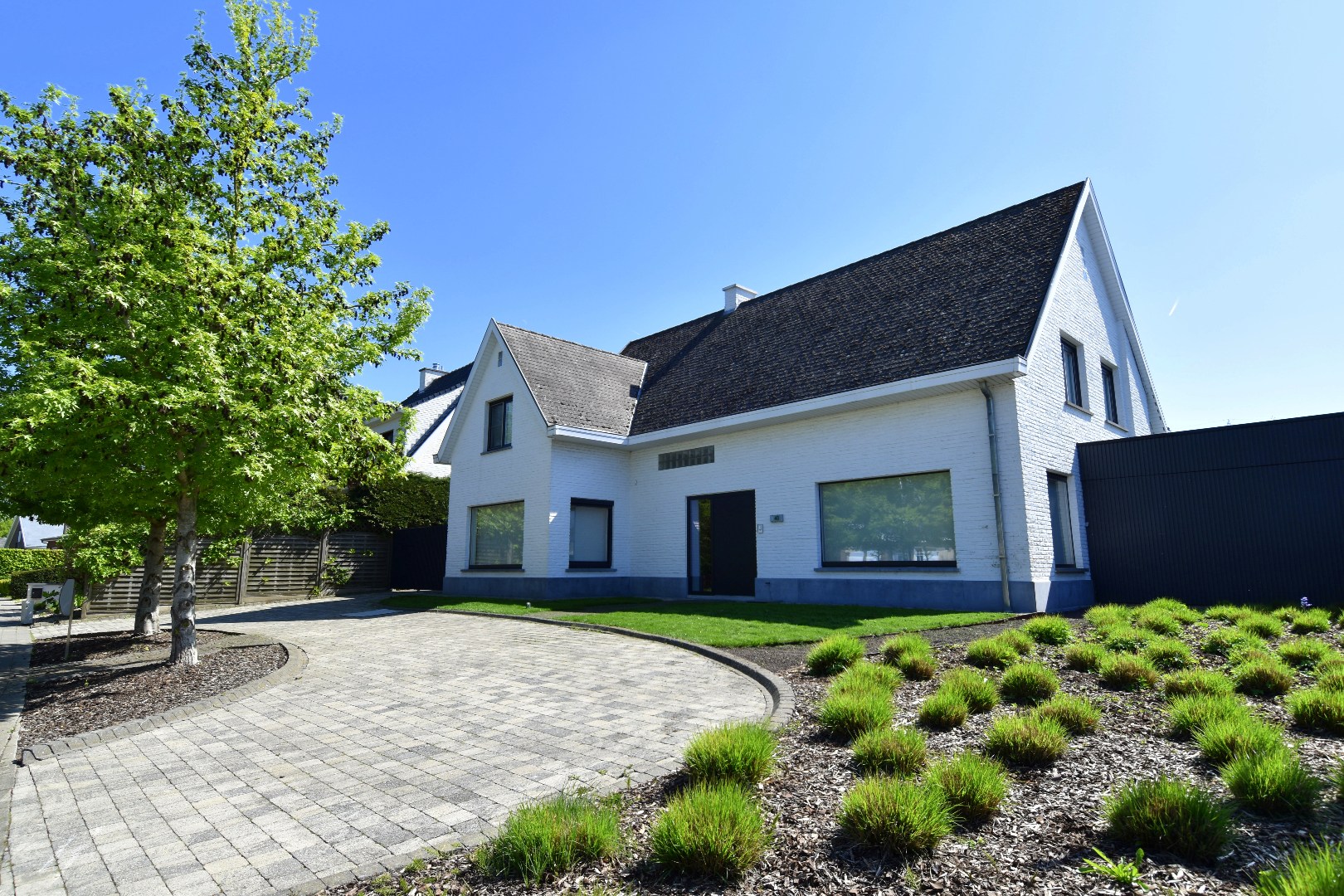 Villa met 4 slaapkamers, zwembad en mooie volumes te koop in Moorsele - foto 1
