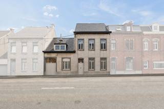 <p>Op een strategische locatie in <strong>Erembodegem </strong>bevindt zich deze instapklare woning met <strong>drie slaapkamers en een grote tuin</strong>. Via de inkomhal betreden we de <strong>ruime en lichtrijke leefruimte</strong>. Deze leefruimte bevat <strong>hoge plafonds,</strong> waardoor de ruimtes goed tot hun recht komen. Via de leefruimte is er toegang tot de <strong>geïnstalleerde keuken</strong>. Via de keuken betreden we nog een <strong>gezellige veranda</strong> waarin we gezellig kunnen eten. Via de veranda komen we in de <strong>prachtige en gezellige tuin</strong>. Deze tuin is <strong>zuidoostgericht</strong> en bevat dus zeer veel zoninval. Via de keuken kunnen we ook een <strong>bergruimte</strong> betreden waarin wasmachine en droogkast geplaatst kunnen worden en er nog een <strong>douchekabine</strong> is voorzien. Via een vaste trap betreden we de eerste verdieping, waar men <strong>drie slaapkamers</strong> vindt en een badkamer. Via een <strong>uittrekbare trap</strong> kunnen we de <strong>zolder</strong> betreden, die mits enkele werken kan omgetoverd worden tot nog <strong>extra kamers</strong>. Verder is er ook nog een kelder te betreden via een vaste trap. <strong>EPC (C) - Elektriciteit Conform - 12 Zonnepanelen - Dak vernieuwd. </strong>De vermelde prijs betreft een richtprijs. De verkoper behoudt zich het recht voor om elk bod, ongeacht de hoogte ervan, te aanvaarden of te weigeren. (Maatregelen opgenomen in het maatregelenregister: neen)</p>