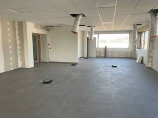 <p>In een rustige, moderne en goed uitgeruste professionele omgeving zijn momenteel twee kantoorunits te huur:<br />2e verdieping – Unit G: 130 m²<br />2e verdieping – Unit H: 123 m²<br /><br />Elke unit beschikt over:<br />Een privé vergaderruimte<br />Een individuele kitchenette<br /><br />Gemeenschappelijke voorzieningen:<br />Douches<br />Aparte toiletten voor dames en heren<br />Extra vergaderruimtes<br /><br />Het gebouw is voorzien van gedeelde zonnepanelen, wat zorgt voor een hogere energie-efficiëntie en lagere kosten.<br /><br />Ideaal voor KMO’s, start-ups of vrije beroepen die op zoek zijn naar een flexibele en professionele werkruimte nabij belangrijke verbindingswegen.</p>