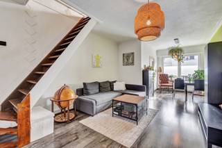 <p>Deze instapklare woning in Willebroek combineert een praktische indeling met twee slaapkamers, een garage en een tuin, waardoor u meteen kan gaan wonen zonder verbouwingswerken. Klein-Willebroek biedt een aangename woonomgeving waar rust, natuur en water centraal staan. Dankzij de charmante dorpssfeer, de nabijheid van de Rupel en de jachthaven geniet u hier van een groene en ontspannende omgeving. Bovendien zorgen de vlotte verbindingen naar Antwerpen &amp; Brussel (A12), alsook Mechelen en St. Niklaas (N16) voor een uitstekende bereikbaarheid, waardoor u rustig kunt wonen met alle belangrijke voorzieningen en steden binnen handbereik.</p><p> </p><p>Op het gelijkvloers vormen de woonkamer van 30 m² en de lichtrijke keuken van 11,5 m² een aangename leefruimte, terwijl de berging extra opslagruimte biedt voor dagelijkse spullen. Naast de keuken vinden we een praktische badkamer met douche in bad, lavabo en toilet. Boven zorgen twee slaapkamers en een nachthal voor een rustige, overzichtelijke indeling. De zolder van ruim 20 m² is bereikbaar via een vaste trap en geeft u nog bijkomend potentieel voor een extra kamer.</p><p> </p><p>De tuin en het gezellig terras vormen een buitenruimte waar u tot rust kan komen met zicht op de kerk. De aparte garage biedt niet enkel een veilige parkeerplaats maar ook extra bergruimte. Deze garage is bereikbaar via een privatieve doorgang waarvan u 10% mee eigenaar wordt.</p><p> </p><p>Met een EPC-label C beschikt deze woning over een energieprestatie die aansluit bij een hedendaags wooncomfort zonder onmiddellijke verplichte renovatie.</p><p> </p><p>stedenbouwkundige info: aangevraagd</p><p>Meer info en documenten op www.malines-group.be</p>