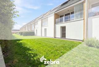 Deze lichtrijke bel-etage uit 2021 in Assebroek combineert een moderne indeling met een aangenaam terras, ruime ondergrondse garage en een schitterend E-peil. De woning werd professioneel en kwalitatief geschilderd en geniet een vlotte ligging nabij winkels, openbaar vervoer en het centrum van Brugge.<br /><br />Op het gelijkvloers komen we via de gemeenschappelijke parking binnen in de inkomhal, waar zich tevens een afzonderlijk gastentoilet bevindt en toegang tot de ondergrondse verdieping.<br /><br />De eerste verdieping vormt het hart van de woning. Hier bevindt zich de gezellige en lichtrijke leefruimte met zit- en eetgedeelte en een volledig uitgeruste open keuken. De grote raampartijen zorgen voor een bijzonder open gevoel en bieden een mooi zicht op het terras. Via het schuifraam, voorzien van een praktisch vliegenraam, krijgt u rechtstreeks toegang tot deze aangename buitenruimte.<br />De combinatie van de warme afwerking, de grote glaspartijen en de open keuken maakt dit tot een uitnodigende leefverdieping.<br /><br />Op de tweede verdieping bevinden zich drie slaapkamers en een badkamer uitgerust met wastafel, douche en toilet. Daarnaast is er een afzonderlijke wasruimte, waardoor ook deze verdieping bijzonder functioneel is ingericht.<br /><br />Een belangrijke extra troef is de combinatie van de ondergrondse berging en ruime garage die voorzien is van een manuele poort, verlichting en elektriciteit.<br /><br />Ook op technisch vlak heeft de woning heel wat te bieden, met onder meer zonnepanelen, een Renson C+ ventilatiesysteem, een waterontkalker en een regenwaterput.<br /><br />Buiten kunnen de bewoners gebruikmaken van de volledig omheinde gemeenschappelijke tuin, die gedeeld wordt met de andere bewoners.<br /><br />Een instapklare bel-etage met een doordachte indeling, veel licht, aangename buitenruimte en een ruime garage op een fijne ligging in Assebroek. Ideaal voor wie comfortabel en energiegericht wil wonen vlak bij Brugge.<br /><br />De vraagprijs is inclusief de op maat gemaakte raamdecoratie en zonwering. <br /><br /><strong>Ook wild geworden van deze thuis?<br />Twijfel dan niet langer en leg vandaag nog uw bezoek vast!</strong>