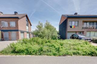 <p><span>Bouwgrond voor een halfopen bebouwing in Nijlen</span></p><p><span> </span></p><p><span>Droomt u ervan om uw eigen woning te bouwen op een rustige locatie, zonder in te boeten aan bereikbaarheid? Dan is deze bouwgrond in de Merelstraat te Nijlen zeker een bezoek waard. Met een mooie perceeloppervlakte van 572 m² biedt deze bouwgrond de ideale basis voor het realiseren van een ruime halfopen bebouwing, volledig afgestemd op uw eigen woonwensen.</span></p><p><span> </span></p><p><span>Een van de grootste troeven van dit perceel is ongetwijfeld de uiterst rustige ligging. De Merelstraat is een aangename, verkeersluwe straat waar rust en privacy centraal staan. Hier geniet u dagelijks van een groene en ontspannen woonomgeving, terwijl winkels, scholen, openbaar vervoer en belangrijke invalswegen zich op korte afstand bevinden. </span></p><p><span> </span></p><p><span>Troeven van deze bouwgrond</span></p><p><span>- Perceel van 572 m²</span></p><p><span>- Geschikt voor halfopen bebouwing</span></p><p><span>- Rustige woonomgeving</span></p><p><span> </span></p><p><span>Ben jij geïnteresseerd in deze bouwgrond te koop in Nijlen, ben je op zoek naar ander vastgoed, een investering of wens je de waarde van jouw eigendom te kennen? Dan ben je bij BOLT immo aan het juiste adres! Wij helpen jou graag verder.</span><span> </span></p>