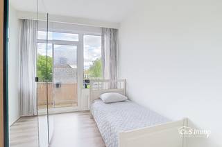 Ontdek dit zonnige appartement op de tweede verdieping van een kleinschalig gebouw. Geniet direct van bewoonbaar comfort met een ruime hal die uitnodigt naar de gezellige woonkamer, gekenmerkt door een warme laminaatvloer en dubbele beglazing. De open keuken is volledig uitgerust met top apparaten van Smeg (Koelkast, vriezer, oven en gasvuur). De ruime slaapkamer (ca. 15m²) biedt een prachtig uitzicht op de serene stadstuinen. De badkamer is voorzien van een bad/douche en een wastafelmeubel. Een gastentoilet is voorzien in de hal. De tweede slaapkamer (ca 9m²) biedt toegang tot het gezellige terras met avondzon. In de kelder zijn er nog twee bergingen voorzien. Condenserende ketel aanwezig (2022). Elektriciteit conform.