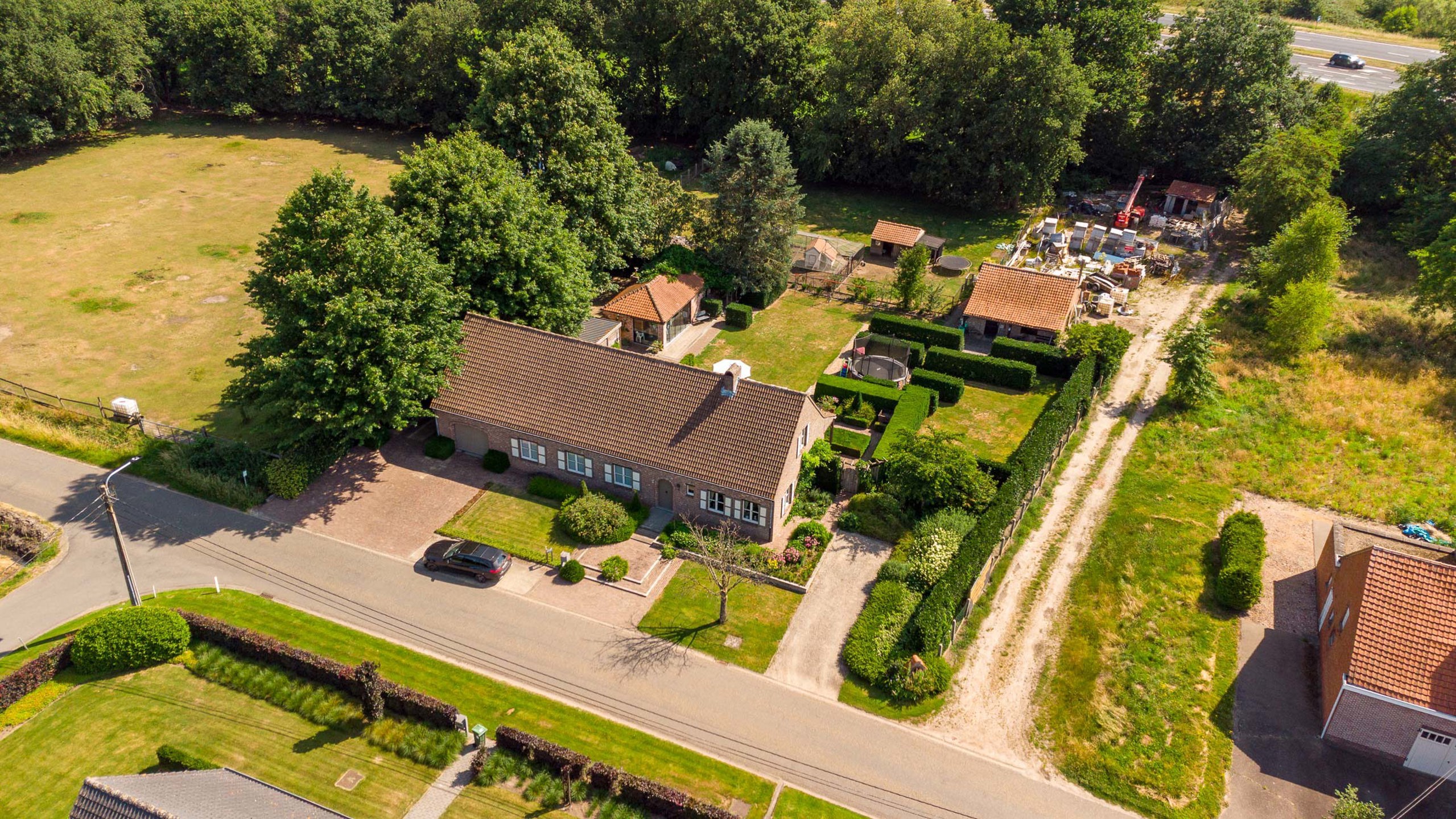 Uitzonderlijke woning met 6 slaapkamers op perceel van 37 are. - foto 1