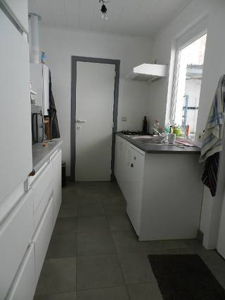 <p>Te huur: karaktervolle gesloten woning in de Goudenpoortstraat, hartje centrum Ieper, op wandelafstand van scholen en openbaar vervoer.</p>

<p> </p>

<p>Deze woning biedt een solide basis en een centrale ligging, ideaal voor wie het stadsleven wil combineren met een praktische indeling. Met drie slaapkamers, een gezellige woonkamer en een functionele keuken is dit een huis dat uitnodigt tot verdere modernisering. De nabijheid van winkels, scholen en het station maakt het een uitstekende keuze voor gezinnen of koppels.</p>

<p> </p>

<p>Belangrijkste ruimtes:<br />• Woonkamer met oostelijke oriëntatie en natuurlijke lichtinval.<br />• Keuken met spoelbak, dampkap, koelkast met vriesvak en gasfornuis.<br />• Badkamer met douche, toilet, thermostatische kraan en wastafel in meubel.<br />• Drie slaapkamers.<br />• Wasplaats met aansluiting voor wasmachine.<br />• Zolderruimte voor extra opslag.</p>

<p> </p>

<p>Troeven:<br />• Centrale ligging in het historische centrum van Ieper.<br />• Op wandelafstand van scholen en openbaar vervoer.</p>

<p> </p>

<p>Neem vandaag nog contact op met je ERA-makelaar voor een bezoek.</p>

<p> </p>

<p>JOUW DROOMHUIS. ZO GEVONDEN!</p>