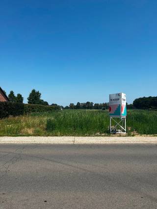 Deze bouwgrond voor open bebouwing, gelegen in ’t Herent, beschikt over een straatbreedte van 19 m en een diepte van ca. 57 m. Achteraan geniet je van een vrij uitzicht op landschappelijk waardevolle agrarische gebied, wat zorgt voor een aangenaam open en groen karakter.<br /><br />De ligging combineert een residentiële omgeving met een vlotte bereikbaarheid, ideaal voor wie rustig wil wonen zonder in te boeten aan comfort.<br /><br />Het perceel is geschikt voor het realiseren van een vrijstaande woning, met voldoende ruimte voor een praktische indeling en een mooie tuin. Een interessante opportuniteit voor wie op zoek is naar rust, ruimte en privacy.<br /><br />Bouwvoorschriften:<br />Bouwdiepte gelijkvloers: 12 m + 5 m<br />Bouwdiepte verdieping: max. 12 m<br /><br />Een klein deel van het perceel is achteraan gelegen in jachtgebied.<br /><br />De woning zoals afgebeeld kan gerealiseerd worden in samenwerking met AVL Woningbouw.<br /><br />Interesse? Contacteer ons en we helpen je dichtblij verder!