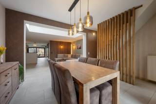 Sign up for the viewing moment on Wednesday 25/03 via our website:<br />https://benjaminverkoopt.be/panden/instapklare_woning_met_3_slaapkamers_en_achterliggend_tiny_house_in_geluwe/<br />- Quiet location with easy access: Beselarestraat 133 in Geluwe<br />- Fully renovated house with tiny house in the garden<br />- Large living space with open kitchen<br />- Office/playroom<br />- Bathroom with bathtub, walk-in shower, washbasin and second toilet<br />- Convenient laundry room/storage<br />- 3 full-sized bedrooms<br />- Large driveway<br />- Garden with terrace and tiny house: complete with kitchen, bathroom, toilet and private garden<br />- EPC: 134 kWh/m²/year, label B<br />- Compliant electricity<br />- 25.2 m² of solar panels<br />- Central gas heating with radiators + 2 air/air heat pumps<br />- Asbestos-free<br />- Well present<br />- Asking price: € 349,000