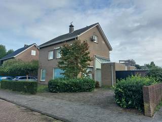 <p>Deze instapklare gezinswoning op een perceel van 598 m² combineert comfort, ruimte en gezelligheid met een prachtig aangelegde, omheinde tuin. Bij het binnenkomen verwelkomt de inkomhal u met een gastentoilet, vestiaire en vaste trap naar de eerste verdieping.<br />De inkomhal brengt u tevens tot aan de sfeervolle woonkamer. Deze is ingericht met twee gezellige zithoeken en een eetgedeelte waarbij via de grote raampartijen de tuin betrokken wordt. Dankzij de vele lichtinval is dit een heerlijke, veelzijdige ruimte die naar wens kan worden ingericht als leefruimte, thuiswerkplek, speelkamer of hobby ruimte. De keuken is uitgerust met een keramisch kookplaat, oven, vaatwasser, dampkap en natuurstenen werkblad. Vanuit de keuken hebt u zicht op de tuin en de woonkamer. Grenzend aan de keuken bevindt zich de dubbele garage. Op het gelijkvloers bevindt zich ook berging/ wasruimte met aansluiting voor wasmachine en droger. De berging/ wasruimte is gerenoveerd in 2023.</p><p>Op de eerste verdieping bevinden zich drie ruime slaapkamers en een badkamer welke via de overloop te bereiken zijn. De badkamer is ingericht met een bad, douche, dubbele lavabo en toilet. Vanuit de overloop heeft u via een vaste trap toegang tot de tweede verdieping. Daar bevinden zich drie slaapkamers.</p><p>De volledig omheinde tuin is in 2024 opnieuw aangelegd. Deze is perfect geschikt om heerlijke avonden in te beleven. Er bevindt zich onder andere een terras, grote vijver, mooie beplanting en een praktisch tuinhuis. Vanuit de tuin is er een directe toegang tot de voorzijde van de woning waar 2 grote opritten gelegen zijn.</p><p>Bent u opzoek naar een instapklare woning met vijf slaapkamers, gunstig EPC, een heerlijke tuin op een rustige locatie? Neem dan snel contact op via of bel naar 0031611724022.</p>