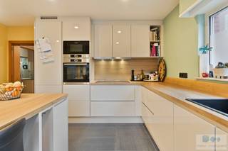 Op een uitstekende locatie vlakbij centrum Schriek, bevindt zich deze vrijstaande woning met 3 slaapkamers en tuin.<br /><br />Deze centraal gelegen woning situeert zich op wandelafstand van centrum Schriek, waar alle plaatselijke kleinhandel, scholen en openbaar vervoer binnen handbereik zijn. Tevens vlotte verbinding met omliggende gemeenten alsook E19 via R6.<br /><br />We komen de woning binnen langs de inkomhal langswaar we toegang verkrijgen tot de gezellige leefruimte met zithoek en eetplaats. Achterliggend bevindt zich de recent geplaatste keuken met alle hedendaagse toestellen, kookeiland en toegang tot het terras. Verder is er de aanwezigheid van een geriefelijke berging met wasplaats en apart toilet. De vernieuwde badkamer is uitgerust met inloopdouche en wastafel. De voormalige, inpandige garage wordt momenteel gebruikt als polyvalente opslagruimte met technische ruimte.<br /><br />Op het 1 ste verdiep bevinden zich 2 ruime slaapkamers en 1 kinderkamer, momenteel dienstig als bureauruimte. Via de kinderkamer is er toegang tot de ruime bergzolder via schuiftrap.<br /><br />De hybridewarmtepomp in combinatie met 21 zonnepanelen en thuisbatterij vormen een mooie, energetische meerwaarde en zorgen voor EPC label B.<br /><br />Tot slot geniet de woning een prachtig, deels overdekt zonneterras en een volledig omheinde tuin waar het heerlijk vertoeven is in alle rust en privacy!<br /><br />Aarzel niet contact op te nemen voor meer informatie of een bezoek ter plaatse