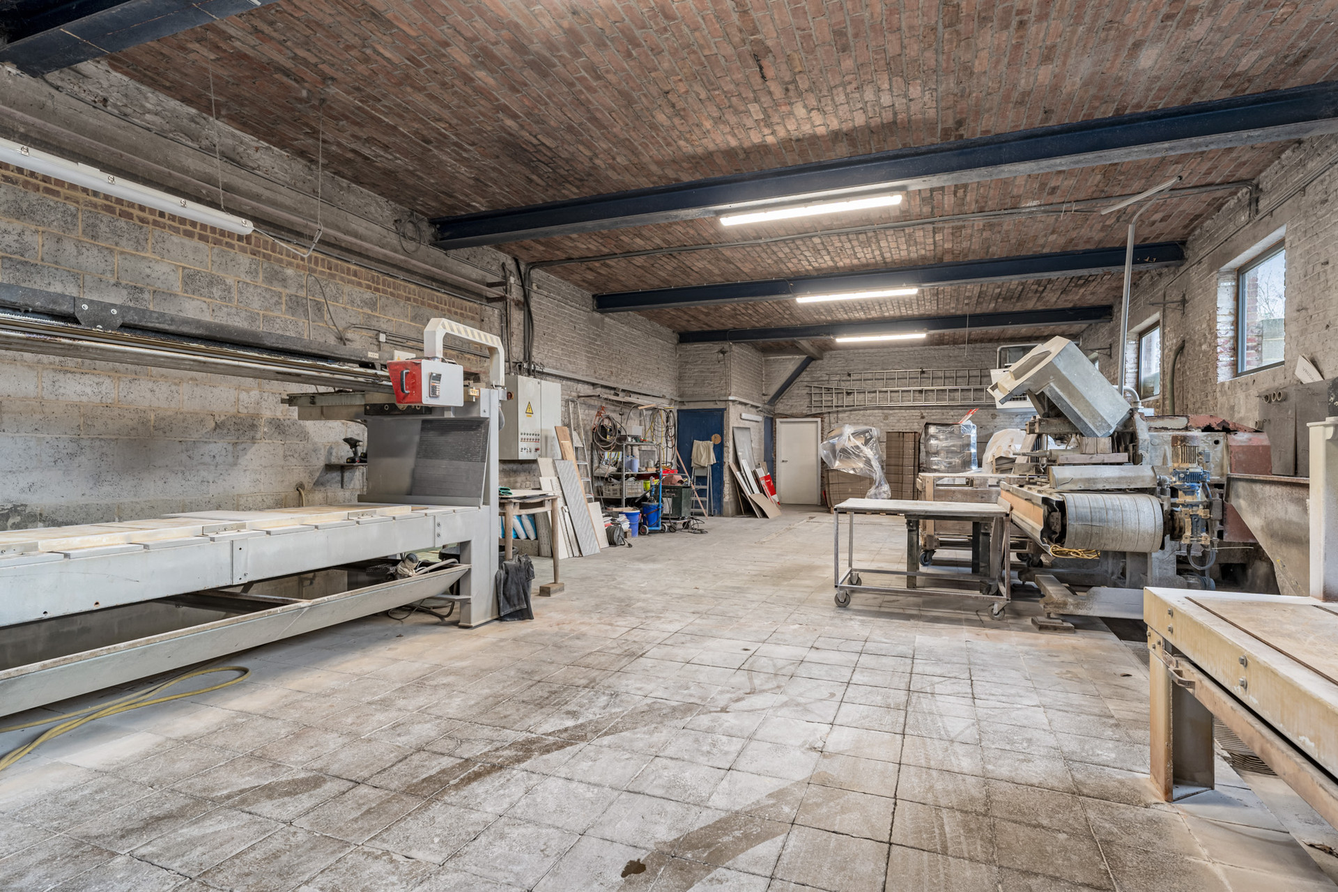 WERKPLAATS MET LOODS EN KANTOOR TE BILZEN. - foto 4