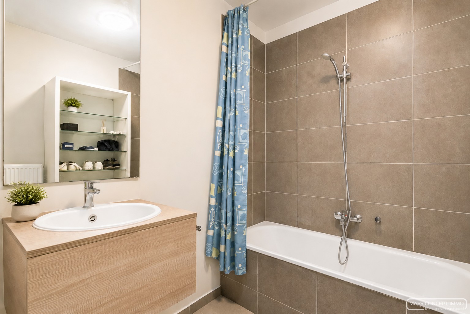 Instapklaar 2-slaapkamerappartement met terrassen in hartje Waregem - photo 5