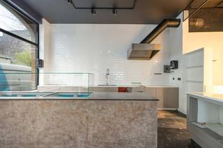 Op de hoek van de Kardinaal Mercierlei en de Generaal Lemanstraat in Berchem ligt dit ruime handelsgelijkvloers van 204 m². Het handelspand,...