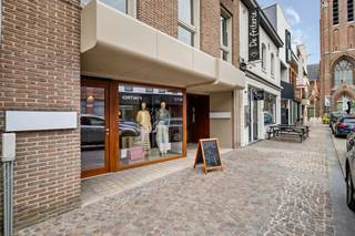Op zoek naar een handelspand met uitstekende visibiliteit én een ruime woning op een absolute toplocatie in Avelgem? Dan is dit eigendom in...