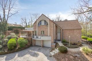 Ontdek deze prachtige vrijstaande villa, rustig gelegen op de Middelberg te Rotselaar, in een groene en gegeerde omgeving. De woning...