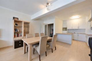 <p><span>Op zoek naar een verzorgd appartement op een toplocatie in Geel? Dan is dit ruime drieslaapkamerappartement zeker een bezoek waard.</span></p><p><span>Dankzij de centrale ligging bevinden winkels, horeca, openbaar vervoer en andere dagelijkse voorzieningen zich op wandelafstand. Bovendien geniet u van een vlotte verbinding naar de omliggende gemeenten.</span></p><p><span>Het appartement omvat een inkomhal, een ruime en lichtrijke leefruimte met open keuken en drie volwaardige slaapkamers. De badkamer is uitgerust met een ligbad, badkamermeubel en toilet. Daarnaast beschikt het appartement over een aparte doucheruimte, wat zorgt voor extra comfort en gebruiksgemak.</span></p><p><span>Vanuit de twee achterste slaapkamers heeft u toegang tot het aangename terras waar u in alle rust kunt genieten.</span></p><p><span>Verder beschikt het appartement over een privatieve kelderberging en een gemeenschappelijke fietsenberging.</span></p><p><span>Ook op energetisch vlak scoort dit appartement sterk met een EPC-label B. PVC-ramen met hoogrendementsbeglazing en centrale verwarming op aardgas dragen bij aan een comfortabel en energiezuinig woonklimaat.</span></p><p><span>Het appartement is momenteel verhuurd, wat het eveneens interessant maakt voor investeerders die op zoek zijn naar een eigendom met onmiddellijke huuropbrengst.</span></p><p><span>Interesse? Contacteer Dupont Vastgoed – Jonas Knaepen (BIV 518.894) via 0471 91 88 46 voor meer informatie of een bezoek ter plaatse.</span></p>