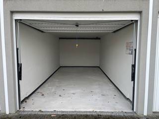 Praktische garagebox, gelegen tussen Maalse en Moerkerksesteenweg.2m82 breed en 5m70 diep...
