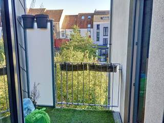 Toekomststraat 69/101:  2 slaapkamer appartement met terras, indeling als volgt: Inkomhal met apart toilet, badkamer met douche, lichtrijke leefruimte met stijlvolle erker, open keuken, 2 slaapkamers met elk eigen toegang tot terras.

€870 + €50
Beschikbaar vanaf 15/07