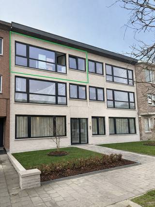 In een kleinschalig appartementsgebouw in de Tuinwijk te Berchem vinden we dit 2 slaapkamer appartement met bewoonbare oppervlakte van +-90m² en een zuidwest-georiënteerd terras.<br /><br />Het appartement is gelegen op de tweede verdieping van een gebouw dat zonet een totaalrenovatie onderging.<br /><br />Het appartement beschikt over een riante leefruimte met aansluitend een open keuken met groot kookeiland.<br />De hyper-geïnstalleerde keuken beschikt over AEG-toestellen alsook een keramische kookplaat.<br /><br />Het appartement heeft 2 slaapkamers (13,5 en 9,5 m²), een apart toilet en (was)berging.<br />De ruime, luxueuze badkamer beschikt over een inloopdouche, spiegel met ledverlichting alsook badkamermeubel met design kraan en werkblad in korian.<br /><br />Alles werd in 2026 volledig van A tot Z gerenoveerd met kwalitatief hoogstaande materialen. <br /><br />Ook het dak van het gebouw werd volledig vernieuwd en geïsoleerd conform de hedendaagse normeringen.<br /><br />De nutsvoorzieningen zijn volledig vernieuwd. Er zijn aparte nutsvoorzieningen per appartement (water, gas en elektriciteit).<br />Het appartement beschikt ook over nieuw buitenschrijnwerk. Er is tevens een ventilatiesysteem in de vochtige delen.<br /><br />Onkosten: € 50 per maand (onderhoud voortuin + onderhoud gemene delen + verlichting gang) € 20 per maand inboedelverzekering.<br />De kelderberging is in de huurprijs inbegrepen.<br /><br />Beschikbaar vanaf 01/06/2026.<br />Verlichting + gordijnrails worden nog door de eigenaar aangebracht.<br /><br />Heeft u interesse en wenst u een bezoek ter plaatse in te plannen? Surf naar onze website www.vbvastgoed.be en klik op de groene knop "ik ben kandidaat"!