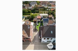 Deze ruime en veelzijdige halfopen woning op TOPLOCATIE combineert comfortabel wonen met de mogelijkheid om een vrij beroep aan huis uit te...