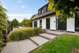 <div><div> <p>Instapklare open bebouwing met zwembad.</p><p>Deze volledig gerenoveerde open bebouwing is gelegen op een perceel van 606 m² en beschikt onder meer over vier slaapkamers, een inpandige garage en een aangelegde tuin met zwembad. Via de inkomhal komen we in de lichtrijke leefruimte met inbouwhaard en grote raampartijen aan drie zijden. De leefruimte geeft rechtstreeks toegang tot het terras en de tuin. Aansluitend bevindt zich de volledig uitgeruste keuken. Verder zijn er op het gelijkvloers een slaapkamer met parketvloer en inbouwkast, een toilet en een ruime badkamer met inloopdouche, een dubbel wastafelmeubel met laden en een ruime inmaakkast. De overloop op de eerste verdieping leent zich ook als thuiskantoor of zithoek en geeft toegang tot de drie slaapkamers en een extra toilet. De grootste slaapkamer van ca. 50 m² is zeer licht dankzij het plafond dat doorloopt tot in de nok, en beschikt over een volledige kastenwand als extra bergruimte. De oost gerichte tuin is volledig omheind en omvat een terras dat volledig rond het zwembad is aangelegd. Daarnaast zijn er een oprit en een inpandige garage met automatische poort met ruimte voor de technieken, de wasmachine en de droogkast. De elektriciteit is conform en de woning beschikt verder over centrale verwarming op gas op het gelijkvloers (ketel van 2023), een airco met warmtepompfunctie voor de verwarming/koeling van de verdieping, zonnepanelen, aluminium ramen met driedubbele beglazing en een alarmsysteem. Kortom, een zeer ruime, energiezuinige en instapklare gezinswoning in Wijnegem.</p></div> </div>