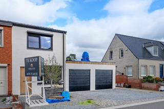<p><b>Te Koop: Grondig gerenoveerde woning met dubbele garage, veranda en tuin</b></p>
<p>Ben je op zoek naar een woning waar de zware renovatiewerken al achter de rug zijn? Deze eigendom combineert een strakke, eigentijdse afwerking met een zorgeloze toekomst.</p>
<p><b>Troeven &amp; indeling:</b></p>
<ul>
<li>
<p><b>Gelijkvloers:</b> Ruime leefruimte die overloopt in de eetplaats. Open keuken met eiland en de modernste apparatuur. Handige berg/wasplaats en een prachtige badkamer met dubbele lavabo en inloopdouche.</p>
</li>
<li>
<p><b>Slaapkamers:</b> De bovenverdieping telt 2 comfortabele slaapkamers, met optie tot het creëren van een <b>3e slaapkamer</b>.</p>
</li>
<li>
<p><b>Technisch vernieuwd:</b> Nieuwe sanitaire leidingen, elektriciteit en vloeren. Hellend dak (22 cm isolatie), plat dak, nagenoeg alle ramen én sectionale garagepoorten zijn gloednieuw.</p>
</li>
<li>
<p><b>Buiten:</b> Fijne veranda, gezellig terras en leuke tuin. Inclusief <b>dubbele garage</b>.</p>
</li>
</ul>
<p><b>Energie &amp; EPC:</b> De woning heeft momenteel EPC-label F door de stookolieverwarming en de niet-geïsoleerde veranda met plexi dak. Het is aangeraden te schakelen naar een hoogrendementsketel of warmtepomp met zonnepanelen. Hiermee transformeer je het label binnen de 6 jaar naar een gunstig EPC.</p>
<p><b>Interesse?</b> Plan je bezoek in en bel ons op <b>0478/75 69 85</b> of mail naar <b>sylvio@immocente.be</b>!</p>