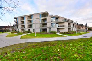 Ervaar uitzonderlijk wooncomfort in dit stijlvolle penthouse op een centrale ligging in Eeklo, op wandelafstand van winkels, nutsvoorzieningen, dienstencentra en vlak bij alle uitvalswegen richting Antwerpen, Gent en Brugge.
De praktische indeling met 3 slaapkamers en 2 badkamers biedt ruimte en privacy, terwijl de grote raampartijen zorgen voor een overvloed aan natuurlijke lichtinval.
Geniet van een zeer groot, zongericht en deels overdekt terras met uitzicht op een gezellig park — een oase van rust op een bijzonder groene en centrale locatie.
In de kelder beschik je over een garagebox*, kelderberging* en autostandplaats* (*prijs info op kantoor).
De open topkeuken is voorzien van alle kwaliteitstoestellen met naastliggende keukenberging en vormt een stijlvol en luxueus geheel in de leefruimte.
Dit energiezuinige penthouse is uitgerust met vloerverwarming via het energiezuinige en ecologische warmtenet.
De perfecte combinatie van luxe, comfort en bereikbaarheid! Een unicum!
Wenst u een bezoek te brengen aan uw droomappartement?

Contacteer ons dan voor een bezoek via het nummer 09/336 16 15 of mail naar info@vastgoedunicum.be, wij helpen u graag verder!

Virtuele rondleiding?
https://youtube.com/shorts/__CMTZVjZuI