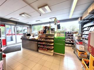 <strong>Ruim en volledig uitgerust handelspand met magazijn, zonnepanelen en dubbele garage</strong><br />Dit ruime en veelzijdige handelspand beschikt over een winkelruimte van ca. 220 m² en een magazijn van ca. 190 m², ideaal voor diverse handels- en bedrijfsactiviteiten.<br />De winkel en het magazijn zijn volledig voorzien van verlichting, camerabewaking, alarm, rookmelders en branddetectie.<br />Een grote troef is de uitgebreide energievoorziening met 120 zonnepanelen, goed voor ca. 30,75 kWp, aangevuld met batterij capaciteit van 44,20 kWh. Verder beschikt het pand over 2 koelcellen en 1 diepvriescel, wat het bijzonder geschikt maakt voor onder andere voedings- of handelsactiviteiten.<br />Voor leveringen is er een aparte zij-ingang via de Pieter De Coninckstraat, wat een vlotte toegang tot het magazijn mogelijk maakt.<br />Daarnaast beschikt het pand over een dubbele garage, wat zorgt voor extra parkeermogelijkheden en opslagruimte. Overname rekken, toonbank, machines, oven,,.... te bespreken<br />Een compleet uitgerust handelspand met ruime winkel-, magazijn- en opslagmogelijkheden, gecombineerd met een uitzonderlijke energievoorziening. Ideaal voor ondernemers die op zoek zijn naar een instapklaar pand met tal van praktische voorzieningen.<br /><strong>Optioneel</strong> bestaat de mogelijkheid om het aansluitende gelijkvloers appartement bij te huren voor € 800/maand. Deze woning omvat 2 slaapkamers, een badkamer, een gezellige leef- en eetruimte met open keuken, ingemaakte kasten en is voorzien van verlichting en gordijnen.
