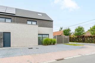 <p><strong>Instapklare halfopen nieuwbouwwoning met tuin, 3 slaapkamers en een rustige ligging op de Paanders</strong></p>
<p>Op zoek naar een recente, instapklare gezinswoning waar comfort, ruimte en een aangename woonomgeving hand in hand gaan? Dan is deze verzorgde halfopen bebouwing op de Paanders zeker een bezoek waard. Dankzij de praktische indeling, de lichtrijke leefruimte en de zonnige tuin is dit een woning waar je je meteen thuis voelt.</p>
<p><strong>Indeling</strong></p>
<p><strong>Gelijkvloers:</strong> inkomhal met gastentoilet, een ruime en lichtrijke leefruimte met volledig ingerichte open keuken (kasten, koelkast, keramische kookplaat, dampkap, oven, …) en een praktische berging/wasplaats. Vanuit de leefruimte stap je rechtstreeks het ruime terras en de aangename tuin in.</p>
<p><strong>Verdieping:</strong> ruime nachthal met plaats voor een bureau- of leeshoek, twee volwaardige slaapkamers en een comfortabele badkamer uitgerust met een inloopdouche, dubbel lavabomeubel en een tweede toilet.</p>
<p><strong>Tweede verdieping:</strong> via een vaste trap bereik je de afgewerkte derde slaapkamer, voorzien van handige ingemaakte kastwanden.</p>
<p>Ook buiten is aan het wooncomfort gedacht. Op de oprit voor de woning parkeer je moeiteloos 3 wagens. De tuin is bovendien bereikbaar via een zijpoortje aan de straatzijde, zodat je fietsen of tuinmateriaal eenvoudig in het tuinhuis kunt plaatsen.<br /><br />BEZOEKMOMENT op DINSDAG 18 AUGUSTUS TUSSEN 17.30 UUR en 19 uur ENKEL NA AFSPRAAK.<br /><br /></p>