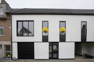 Energiezuinige nieuwbouwwoning op toplocatie in BuggenhoutDeze woning werd volledig heropgebouwd en opgedeeld in twee aparte, moderne wooneenheden...