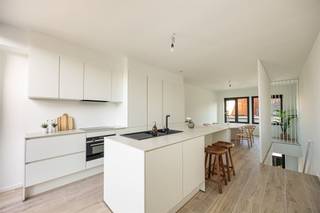  In deze her-opgewaardeerde buurt ontdek je deze kwaliteitsvolle woning die werd gerenoveerd volgens de regels van de kunst met oog voor detail...