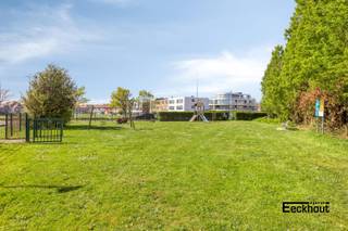 Dit appartement op de 3e verdieping van residentie 'Nautilus' bevindt zich vlakbij strand en duinen en biedt alles wat je nodig hebt voor een comfortabel en ontspannen verblijf aan de Belgische kust. Het appartement beschikt over een lichtrijke leefruimte met toegang tot het terras en open zicht, een onderhouden keuken, 2 slaapkamers, badkamer voorzien van lavabomeubel, douche en aansluiting voor wasmachine, . Er is een apart toilet in de inkomhall. Met een bewoonbare oppervlakte van 67m² is er voldoende ruimte om te ontspannen en tot rust te komen. Het appartement is energiezuinig (EPC-label B), asbestveilig en de elektrische installatie is conform! Dé troef is ongetwijfeld het terras met open zicht waar je kan genieten van de frisse zeelucht en de rustige omgeving. Ook voorziet het gebouw in een fietsenberging, een extra privatieve berging en een afvallokaal voor de bewoners.<br />Er is een privatieve autostaanplaats voor het gebouw inbegrepen in de prijs.