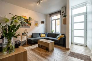<p>Deze gunstig gelegen woning bevindt zich nabij de R40 en de N9. Het stadscentrum is vlot bereikbaar met de fiets en ook het Groenevalleipark ligt op korte afstand.</p>
<p>De woning beschikt over een praktische indeling en biedt verrassend veel ruimte. Via de inkomhal bereikt u de lichtrijke leefruimte, aansluitend op de keuken.</p>
<p>Op het gelijkvloers bevindt zich daarnaast een praktische ruimte met apart toilet, lavabo en aansluitingen voor een wasmachine en droogkast. De woning beschikt eveneens over een handige en droge kelder die extra bergruimte biedt.</p>
<p>Op de eerste verdieping bevinden zich een ruime slaapkamer en de badkamer. De tweede verdieping is ingericht als een zeer ruime tweede slaapkamer. Daarnaast beschikt de woning nog over een ruime zolder die ideaal is als opslagruimte.</p>
<p>Een belangrijke meerwaarde van deze woning is de toekomstige ontwikkeling naast en achter het perceel. In het kader van een nieuwbouwproject wordt er een groen park aangelegd dat zich vlak naast en achter de woning zal bevinden. Dit park zal een aangename groene omgeving creëren en zal bovendien in verbinding staan met de Westerbegraafplaats en de Groene Strook door Wondelgem. Hierdoor geniet u niet alleen van extra groen in de onmiddellijke omgeving, maar ook van een aantrekkelijke wandel- en fietsverbinding.</p>
<p>Troeven van deze woning</p>
<ul>
<li>Lichtrijke leefruimtes</li>
<li>Energiezuinige woning (EPC B)</li>
<li>Twee volwaardige slaapkamers</li>
<li>Ruime zolder en praktische kelder</li>
<li>Aparte was- en bergruimte</li>
<li>Toekomstig park naast en achter de woning</li>
<li>Vlotte bereikbaarheid nabij belangrijke invalswegen en het stadscentrum</li>
</ul>
<p>Beschikbaarheid overeen te komen met de eigenaar.</p>
<p>Interesse? Contacteer Top Vastgoed voor meer informatie of een bezoek.</p>