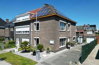 Deze woning ligt in een rustige en aangename woonwijk waar wooncomfort en bereikbaarheid perfect samengaan. De buurt staat bekend om haar...