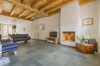 <p><span>KARAKTERVOLLE, INSTAPKLARE BURGERWONING MET PRACHTIGE LEEFRUIMTE, BUREAU, 3 SLAAPKAMERS EN ZUIDGERICHTE TUIN.</span></p><p><span>Deze ruime en prima onderhouden woning is gelegen in het centrum van het pittoreske Hingene vlakbij het bekende kasteel d'Ursel dat wordt omgeven door een prachtig park. Dankzij de nabijheid van de N16 is een vlotte bereikbaarheid gegarandeerd.</span></p><p><span>De hoge plafonds in de leefruimte deels afgewerkt met een eiken balkstructuur, natuursteen en houten vloerbekleding en haard benadrukken het karaktervolle en charmante karakter van deze ruime en energiezuinige gezinswoning.</span></p><p><span> </span></p><p><span>Gelijkvloers: Inkomhal / ruime, sfeervolle leefruimte met eetplaats en salon (40 m²) / kwalitatieve keuken (Siematic) met hoogwaardige Miele-toestellen o.a. inductiekookplaat, oven, combi-oven, vaatwasser, koelkast / bergplaats - wasplaats.</span></p><p><span>1ste verd.: Nachthal / stijlvol bureau, bibliotheek of salon (32 m²) met houten plankenvloer / master bedroom (15 m²) met inbouwkasten en aangrenzende badkamer uitgerust met dubbele wastafel, douche en ligbad / leuk terras.</span></p><p><span>2de verd.: Nachthal / 2 slaapkamers / douchekamer.</span></p><p><span>Aangenaam terras en tuin met zuidelijke oriëntatie en uitweg via achtergelegen residentie.</span></p><p><span>Ruime kelderberging in aanpalende residentie.</span></p><p><span> </span></p>