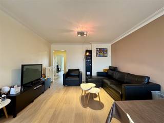 Découvrez cet appartement magnifiquement rénové, situé dans une rue calme d'Hemiksem, dans un petit immeuble avec seulement quelques...