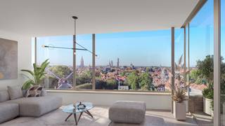 Uniek nieuwbouwproject met 9 appartementen op een toplocatie in Sint-Kruis, langs de stadsrand tussen de Dampoort en de Kruispoort.<br /><br />De appartementen liggen in een prachtige groene parktuin langs het Zuidervaartje, op wandelafstand van het centrum van Brugge en in de nabijheid van diverse winkels, scholen en openbaar vervoer.<br /><br />Elk appartement is optimaal ingericht met oog voor licht, ruimte en comfort. Ze zijn energiezuinig (E-peil 30) dankzij duurzame installaties zoals een warmtepomp, zonnepanelen en vloerverwarming. De woningen beschikken over twee slaapkamers en een aangename buitenruimte.<br /><br />Dit appartement heeft indeling als volgt (verd. 0+): Inkomhal met afzonderlijk toilet, slaapkamer en aansluitende badkamer met enkele wastafel en douche. Verd. 1: volledig geïnstalleerde, open keuken, lichtrijke woonkamer met zit- en eethoek, berging, nachthal, afzonderlijk toilet, slaapkamer, badkamer met ligbad en dubbele wastafel met meubel en een ruim terras met uniek zicht op de Sint-Janshuismolen en de Kruisvest.<br /><br />Er is tevens de mogelijkheid om een parkeerplaats aan te kopen.<br /><br />Voor meer informatie kunt u contact opnemen met Michiel op 0473 255 533.