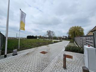 Ontdek deze bouwgrond in Handzame, deelgemeente van Kortemark. Je woont er nabij het centrum, in de buurt van winkels (supermarkt op 300 m), scholen (basisschool op 350 m) en openbaar vervoer (bushalte op 900 m). Dit zuidwest gericht perceel geniet van een weids uitzicht over de velden en weiden.

De grootte van dit villaperceel, 781 m² en de ruime stedenbouwkundige voorschriften (1 of 2 bouwlagen, vlak of hellend dak) bieden tal van mogelijkheden. Hier bouwen we jouw nieuwe, energiezuinige woning volledig op maat, tegen een vaste prijs.

Contacteer me gerust en ontdek alle mogelijkheden!