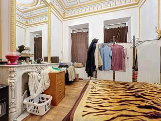 Lichtrijke souplex met tuin – Europese Wijk in Elsene<br /><br />📍 Troonstraat 175 – 1050 Elsene<br /><br />Gelegen in de Troonstraat, op slechts 5 minuten wandelen van de Europese Wijk, bevindt deze charmante souplex van ±120 m² zich op het gelijkvloers van een elegante herenwoning, in een goed onderhouden gebouw.<br />De woning charmeert onmiddellijk dankzij haar authentieke stijlelementen zoals open haarden, sierlijsten en een indrukwekkende plafondhoogte van ±4,75 m, wat zorgt voor een uitzonderlijk ruimtegevoel.<br /><br />✨ Indeling<br /><br />Het gelijkvloers (±80 m²) bestaat uit een ruime inkomhal, een lichtrijke leefruimte van ongeveer 20 m², ideaal om gasten te ontvangen.<br />De hyperuitgeruste open keuken van ±16 m² is praktisch en gezellig en geeft rechtstreekse toegang tot de buitenruimte.<br />Verder is er een douchekamer met toilet op dit niveau.<br /><br />De souterrainverdieping (±36 m²) beschikt over een comfortabele slaapkamer, een bureau- of polyvalente ruimte (ideaal voor vrije beroepen, thuiswerk of hobbyruimte) en een kelder.<br /><br />🌿 Buitenruimte<br /><br />Achteraan geniet u van een grote, originele tuin van ±85 m² met terras, een echte zeldzaamheid in deze gegeerde buurt van Brussel.<br /><br />🔹 Troeven<br /><br />Topligging – Europese Wijk<br /><br />Tuin en terras<br /><br />Zeer lichtrijk<br /><br />Uitzonderlijke plafondhoogte<br /><br />Mooie volumes en groot inrichtingspotentieel<br /><br />Karaktervol en goed onderhouden gebouw<br /><br />Geschikt voor bewoning, investering of vrij beroep<br /><br />Laadpalen voor elektrische voertuigen voor het gebouw<br /><br />🔧 Renovatiewerken zijn te voorzien, wat een mooie opportuniteit biedt om het pand naar eigen smaak te personaliseren en te valoriseren.<br /><br />💰 Prijs : 395.000 €<br />📌 EPC : F<br /><br />📞 Inlichtingen en bezoeken op afspraak<br />Frédéric Top<br />📱 0472 34 44 08<br />📧 frederic.top@weinvest.be<br /><br />🌐 Ontdek al onze beschikbare panden op www.weinvest.be