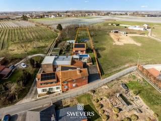 Voor meer info en foto’s, surf naar www.swevers.be –Deze karaktervolle woning in de Ridderstraat 51 te Nieuwerkerken biedt een ideale combinatie van...