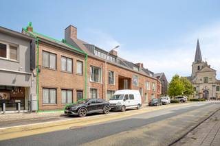 Deze te renoveren gesloten bebouwing is gelegen in het centrum van Broechem. De woning beschikt momenteel over 2 slaapkamers (mogelijk...