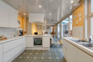 Unieke en bijzonder ruime woning met een indrukwekkende brede inkomhal, ideaal voor grotere gezinnen of voor wie houdt van veel leefruimte en comfort. Rustig gelegen, terwijl winkels (Westlaan en centrum), scholen en andere voorzieningen zich op korte afstand bevinden.<br /><br />Het authentieke karakter valt meteen op dankzij de imposante dubbele smeedijzeren voordeur, de hoge binnendeuren en de stijlvolle originele vloeren.<br /><br />De ruime en praktische keuken geniet van veel natuurlijk licht via de aangrenzende veranda en sluit aan op een zonnige, onderhoudsvriendelijke tuin met veel privacy. Naast de keuken bevindt zich een ruime en functionele wasplaats/berging.<br /><br />De woning is stevig gebouwd, goed onderhouden en onderhoudsvriendelijk. Slaapkamers en badkamer kunnen naar eigen smaak opgefrist worden. Op enkele plaatsen dient nog dubbel glas voorzien te worden, waarmee reeds rekening werd gehouden in de vraagprijs.<br /><br />De volledig geïsoleerde casco-zolderverdieping biedt tal van mogelijkheden: extra leefruimte, hobbyruimte, bureau, studio of 2 tot 4 bijkomende kamers. Ook een mezzanine is mogelijk.<br /><br />Voor de woning kan comfortabel geparkeerd worden. Extra binnenparking aan de overzijde is eventueel te huur.<br /><br />Ideale woning voor wie ruimte, functionaliteit en authenticiteit weet te waarderen.<br /><br /><br /><br />Bestuursmaatregelen in het maatregelenregister: nee<br /><br />Deze AI-visualisaties zijn bedoeld als inspiratie. Er werd geen rekening gehouden met technische specificaties, stedenbouwkundige voorschriften of de concrete mogelijkheden tot realisatie.