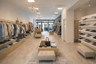  Vous êtes à la recherche d'un espace commercial spacieux avec beaucoup de passage ? Cet espace commercial de plain-pied d'environ 110 m² combine...