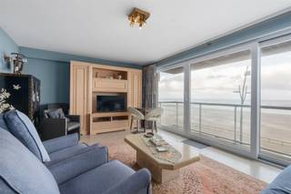 Appartement meublé et bien entretenu (91 m²) au deuxième étage d'un immeuble récent sur le front de mer de Blankenberge. Salle de séjour...