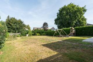 <p>Deze woning in Maldegem biedt heel wat potentieel voor wie op zoek is naar een huis met ruimte, een grote tuin en de mogelijkheid om verder op te frissen naar eigen smaak. De halfopen bebouwing beschikt over een perceel met een zonnige tuin van maar liefst 1.019 m² en meerdere bergingen, ideaal voor hobby, stockage of fietsen. Dankzij de 16 aanwezige zonnepanelen, centrale verwarming op gas en het EPC-label B geniet u van een energiezuinige basis. De woning telt momenteel 2 slaapkamers met de mogelijkheid om later een derde slaapkamer te creëren. Bovendien bevindt het huis zich nabij scholen, openbaar vervoer, invalswegen en andere voorzieningen.</p>
<p>• Inkomhal met toegang tot de leefruimtes<br />• Woonkamer met kachel en aangename lichtinval<br />• Functionele keuken met praktische indeling<br />• Badkamer uitgerust met inloopdouche, ligbad, toilet en wastafel in meubel<br />• Apart toilet met handenwasser<br />• 2 slaapkamers<br />• Ruime tuin met terras<br />• Meerdere bergingen voor extra opslagruimte<br />• Oprit met parkeermogelijkheden<br />• Zolder met extra potentieel<br />• EPC B, centrale verwarming op gas en 16 zonnepanelen<br />• Mogelijkheid om een derde slaapkamer te creëren</p>
<p>Neem vandaag nog contact op voor een bezoek aan deze woning in Maldegem. JOUW DROOMHUIS. ZO GEVONDEN!</p>